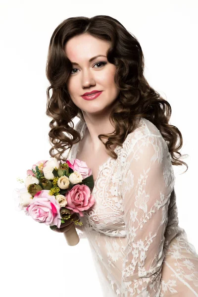 Wanita cantik dengan gaun putih memegang karangan bunga dengan latar belakang putih. boho pengantin santai di pagi hari — Stok Foto