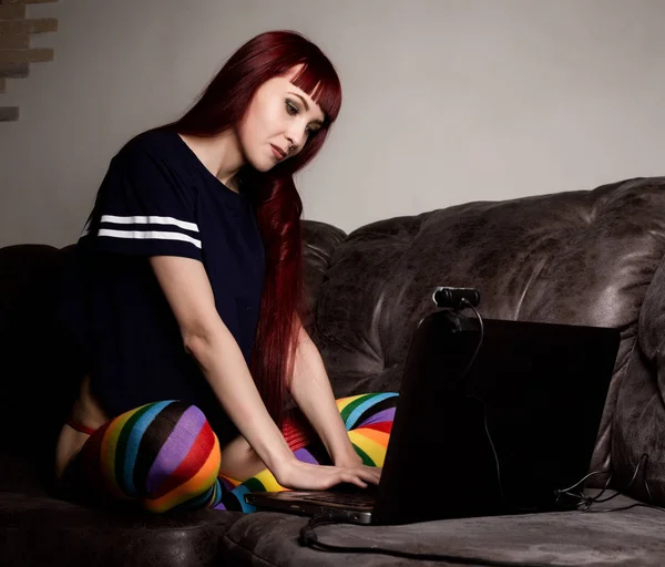Sexy video chat con un ser querido, mujer desnuda delante de la cámara en un sofá en una habitación de hotel — Foto de Stock