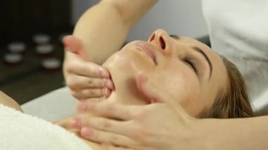Yüz masajı kaplıcada almak güzel bir kadın. Yüz Cilt Bakımı Güzellik Salonu. 4k
