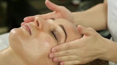 Şevval Özçelik Güzellik spa salon güzel kadın için yüz masajı yapar. ağır çekim