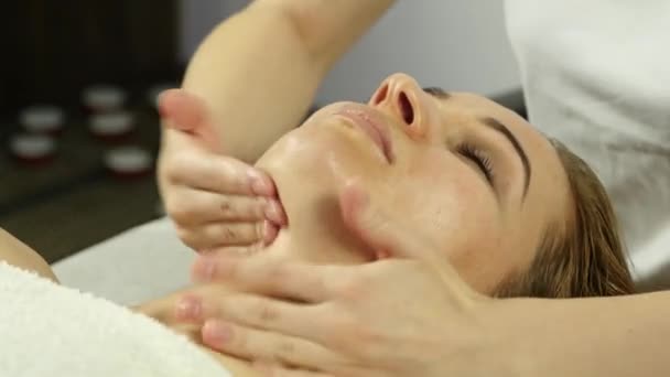 Bella donna ottenere massaggio facciale in spa. cura della pelle del viso nel salone di bellezza. 4K — Video Stock