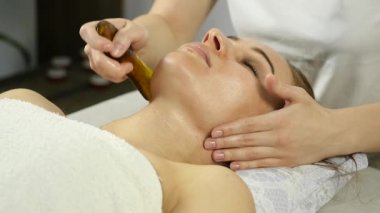 Yüz masajı kaplıcada almak güzel bir kadın. Yüz Cilt Bakımı Güzellik Salonu. ağır çekim