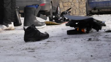 Arabada bir dağ Park yakınındaki snowboard ayakkabıları erkek koyar