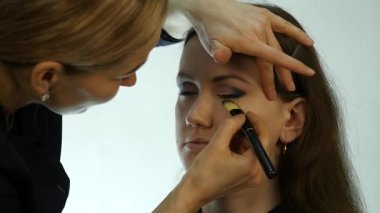 Günlük makyaj, profesyonel makyöz Close-Up womans yanaklarda fırça ile toz koyar