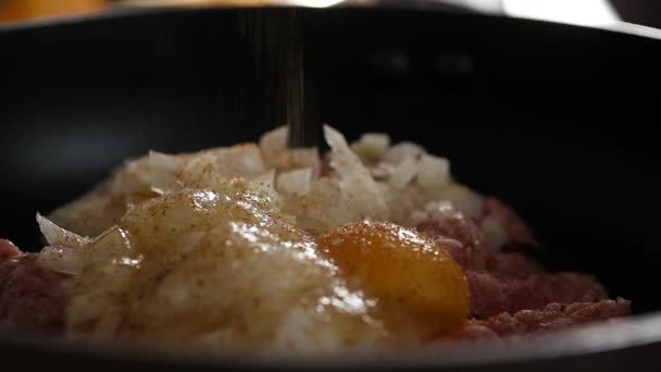 Cottura salumi con carne macinata e uova, cotolette di carne con spezie. rallentatore — Video Stock