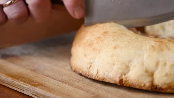 Szeletelt fehér kenyér a konyhai vágódeszka. Frissen sütött puha fehér kenyér. lassú mozgás — Stock videók