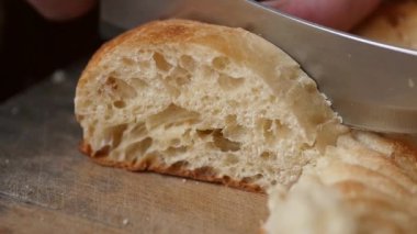 Beyaz ekmek mutfak kesme tahtası üzerinde dilimlenmiş. Yumuşak taze pişmiş beyaz ekmek. ağır çekim