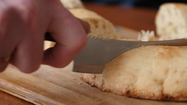 Pan blanco en rodajas en la tabla de cortar la cocina. Pan blanco suave recién horneado. cámara lenta — Vídeos de Stock