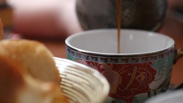 Bir bardağa yakın çekim dökerek kahve. ağır çekim — Stok video