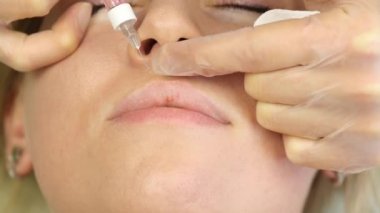 güzellik uzmanı kadının dudakları içine enjeksiyon yapmak. dudak büyütme ve plastik cerrahi. 4k