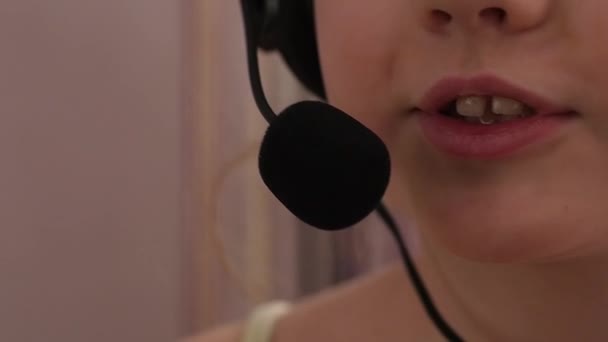 Nahaufnahme eines niedlichen kleinen Mädchens mit Kopfhörern, das in ein Mikrofon singt. Zeitlupe — Stockvideo