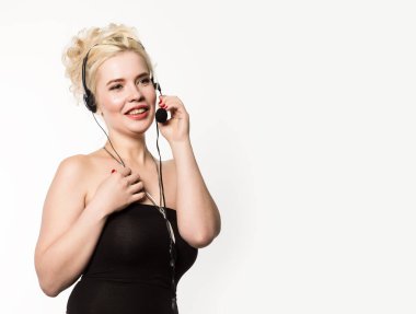 Çağrı merkezinde çalışan seksi gülümseyen kadın. Telefonla satış kadın yardım hattı üzerinde konuşmak kulaklık. metniniz için boş alan