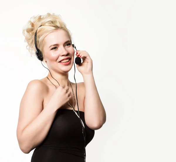 Mujer sonriente sexy trabajando en un centro de llamadas. Telemarketing auricular mujer hablando en la línea de ayuda. espacio libre para su texto — Foto de Stock