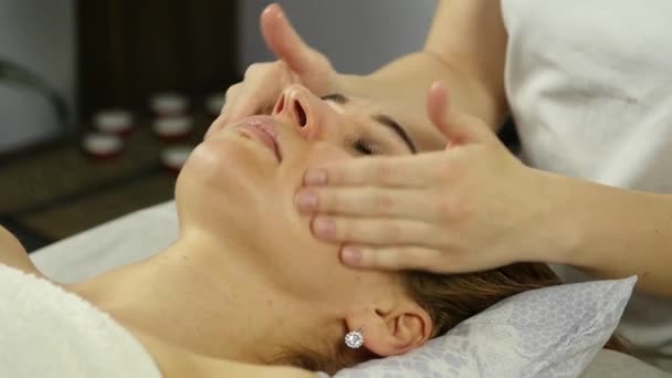 Masseur makes acupressure on a female face. Chinese alternative medicine. slow motion — Stock Video