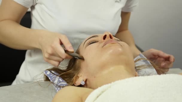 Hermosa mujer tiene una acupresión en una cara con dolor de muelas rascador. Medicina alternativa china — Vídeos de Stock