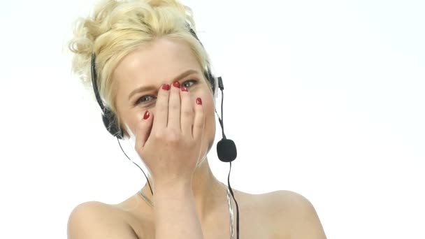 Sexy kobieta uśmiechający się praca w call center. Zestaw słuchawkowy telemarketingu kobieta rozmawia na infolinię. zwolnionym tempie — Wideo stockowe