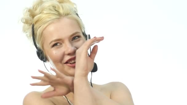 Sexy lachende Frau im Telefongespräch, Headset telemarketing positive Callcenter-Agentin bei der Arbeit. — Stockvideo