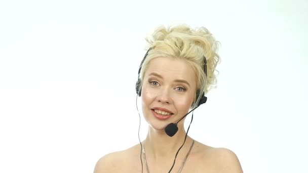 Sexy lachende vrouw die werkt in een callcenter. Hoofdtelefoon telemarketing vrouw praten over de hulplijn. Slow motion — Stockvideo