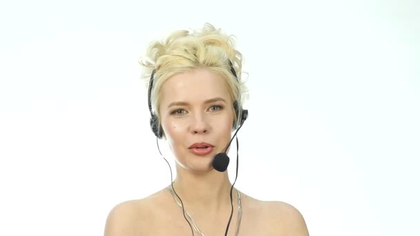Sexy mujer riendo hablando en la línea de ayuda, Auriculares telemarketing agente de centro de llamadas femenino positivo en el trabajo . — Vídeos de Stock