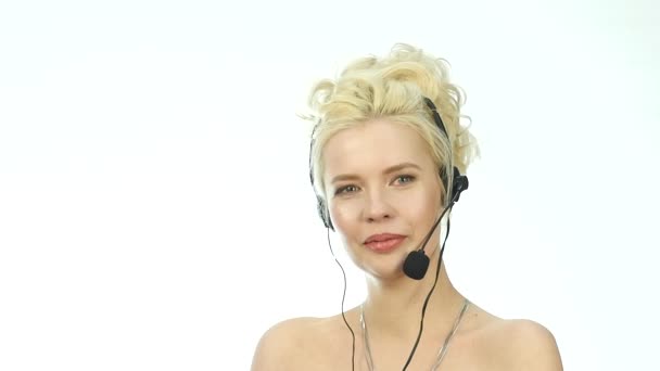 Sexig skrattande kvinna talar på Hjälptelefon, Headset telemarketing positiva kvinnliga Callcenter agent på jobbet. — Stockvideo