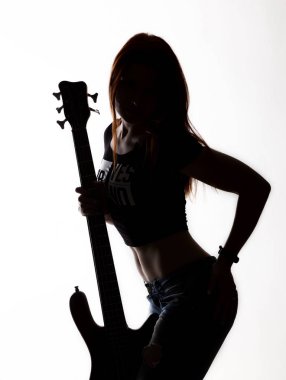 elektro gitar üzerinde beyaz bir arka plan üzerinde oyun rock kadın silüeti.