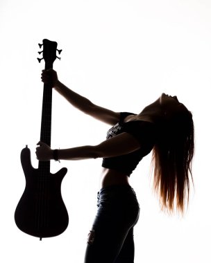 elektro gitar üzerinde beyaz bir arka plan üzerinde oyun rock kadın silüeti.
