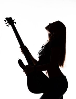 elektro gitar üzerinde beyaz bir arka plan üzerinde oyun rock kadın silüeti.