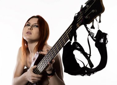 seksi çıplak kaya kadın elektro gitar beyaz bir arka plan üzerinde oynamak.