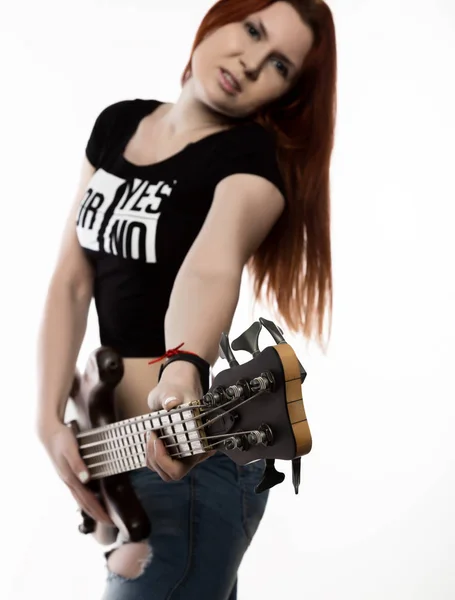 Ροκ γυναίκα παίζει στην ηλεκτρική κιθάρα σε λευκό φόντο. — Φωτογραφία Αρχείου