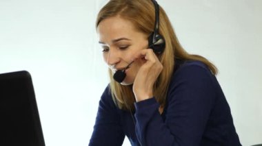 yardım hattı, kulaklık Telefonla satış pozitif kadın Çağrı Merkezi müşteri temsilcisi iş konuşurken Merkezi temsilcinizi arayın. 4k