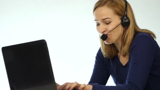 Werknemer die werkt in een callcenter. Hoofdtelefoon telemarketing vrouw praten over de hulplijn. Slow motion — Stockvideo