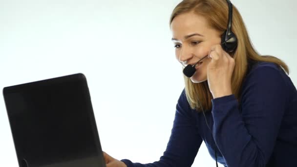 Call center vertegenwoordiger praten op de hulplijn, Headset telemarketing positieve vrouwelijke call center agent op het werk. Slow motion — Stockvideo