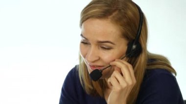 yardım hattı, kulaklık Telefonla satış pozitif kadın Çağrı Merkezi müşteri temsilcisi iş konuşurken Merkezi temsilcinizi arayın. 4k