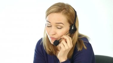 çağrı merkezinde çalışan. Telefonla satış kadın yardım hattı üzerinde konuşmak kulaklık. ağır çekim