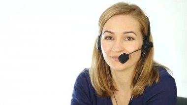 çağrı merkezinde çalışan. Telefonla satış kadın yardım hattı üzerinde konuşmak kulaklık. ağır çekim