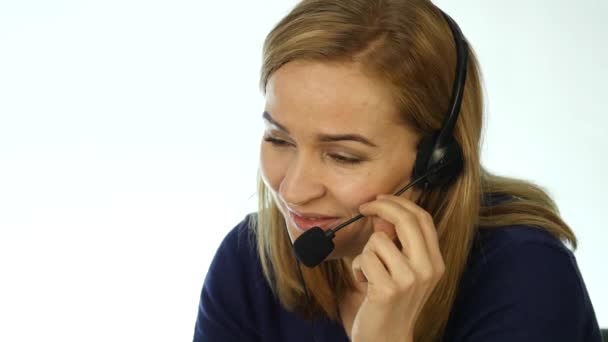 Call center representant talar på Hjälptelefon, Headset telemarketing positiva kvinnliga Callcenter agent på jobbet. 4k — Stockvideo