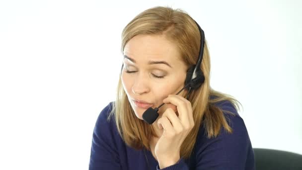 Werknemer die werkt in een callcenter. Hoofdtelefoon telemarketing vrouw praten over de hulplijn. Slow motion — Stockvideo