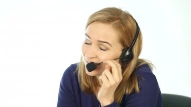 yardım hattı, kulaklık Telefonla satış pozitif kadın Çağrı Merkezi müşteri temsilcisi iş konuşurken Merkezi temsilcinizi arayın. ağır çekim
