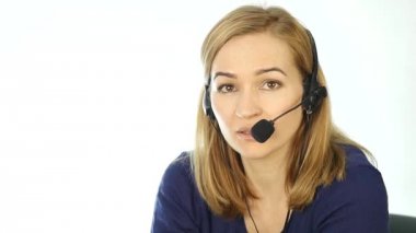 çağrı merkezinde çalışan. Telefonla satış kadın yardım hattı üzerinde konuşmak kulaklık. ağır çekim