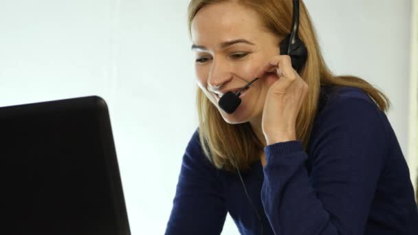 Obraťte se na zástupce centra mluví na helpline, sluchátka s mikrofonem telemarketingu pozitivní ženské call centrum agent v práci. 4k — Stock video