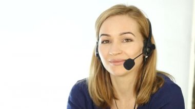 çağrı merkezinde çalışan. Telefonla satış kadın yardım hattı üzerinde konuşmak kulaklık. ağır çekim
