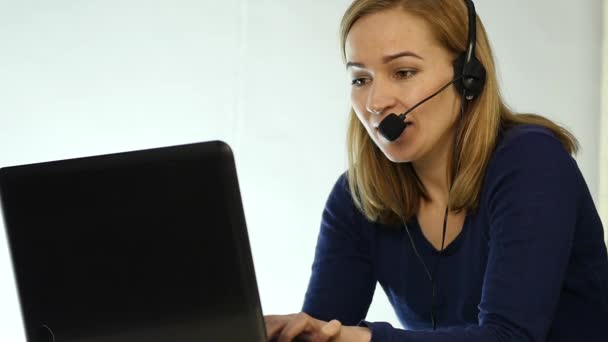 Werknemer die werkt in een callcenter. Hoofdtelefoon telemarketing vrouw praten over de hulplijn. Slow motion — Stockvideo