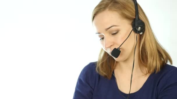 センター問い合わせヘルプライン、仕事でヘッドセット テレマーケティングの肯定的な女性コール センターのエージェントに話してください。スローモーション — ストック動画
