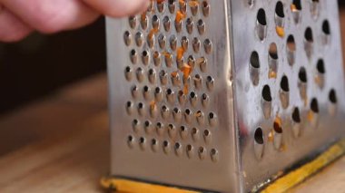 Üzerinde metal rende havuç sürtünme. Evde yemek pişirme