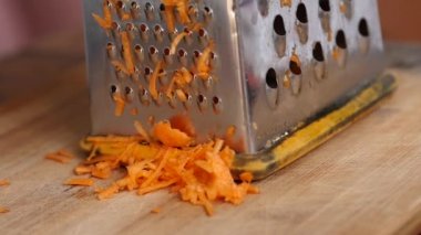 Üzerinde metal rende havuç sürtünme. Evde yemek pişirme