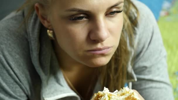 Mulher gorda segurando hambúrguer fast food e mastigá-lo. comer comida de plástico. Movimento lento — Vídeo de Stock