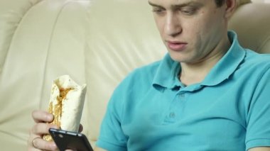sıska adam büyük bir zevk ile fast food snack yiyor. abur cubur büyük iştahla çiğneme adam. ağır çekim
