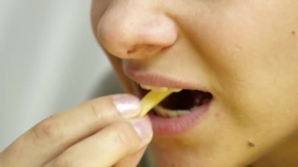 Kvinna äta skräpmat med stor njutning. Tjej äter pommes frites. slowmotion — Stockvideo