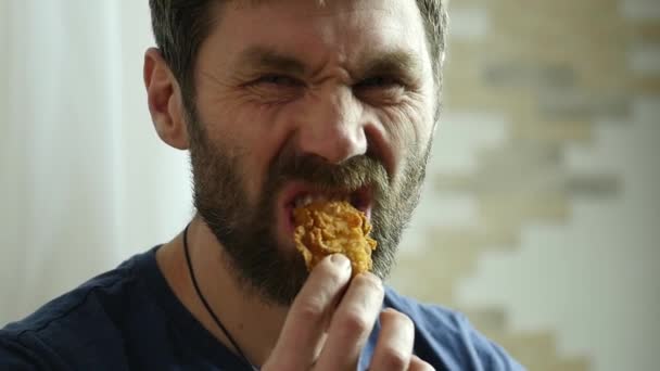 Man eats fast food, chicken nuggets and wings with a fizzy drink. very junk food. slow motion — Stock Video