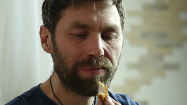 O homem come fast food, nuggets de frango e asas com uma bebida gasosa. muito junk food. câmara lenta — Vídeo de Stock